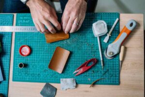 Materijali za makete - ruke čoveka - priprema materijalala i alata za izradu makete